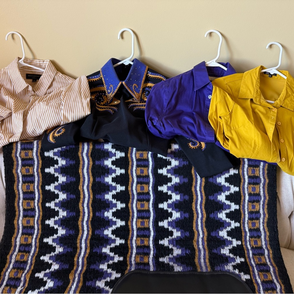 Purple and yellow horsemanship outfit.